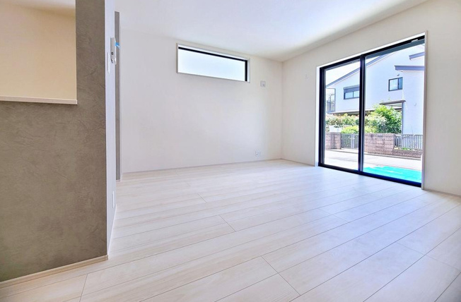 【居間・リビング】 | 【Livele Garden.S】小平市仲町第四 | 大きな窓のあるリビングは、陽光あふれる明るい空間です。居心地良く、ご家族皆がゆったり寛げる憩いの空間となりそうです。