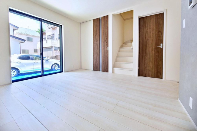  | 【Livele Garden.S】小平市仲町第四 | ご家族との自然なコミュニケーションが生まれるリビングイン階段を採用！暖かい光が降り注ぐ、温もりあふれるお住まいです。