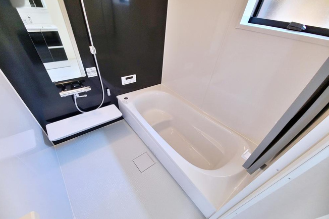 【浴室】 | 【Livele Garden.S】小平市仲町第四 | 浴室暖房換気乾燥機は、洗濯物を浴室で乾かすことができ、梅雨のジメジメした季節や花粉の時期はもちろん、夜間の洗濯物の乾燥にも便利です。
