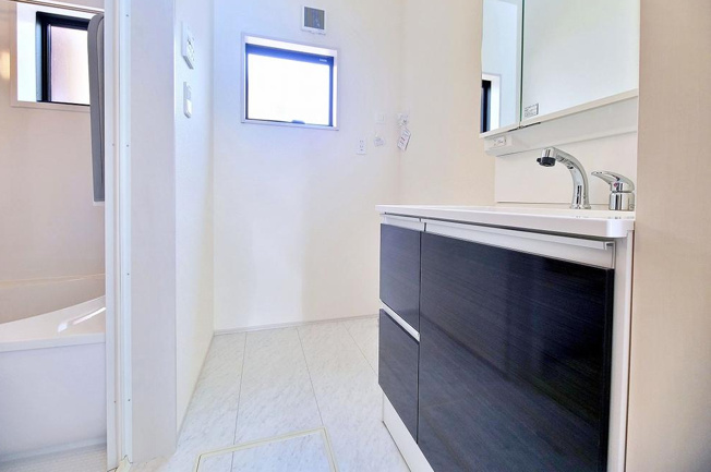 【洗面所】 | 【Livele Garden.S】小平市仲町第四 | 女性にはうれしい３面鏡化粧台。鏡の裏が収納になっている機能的なタイプです。