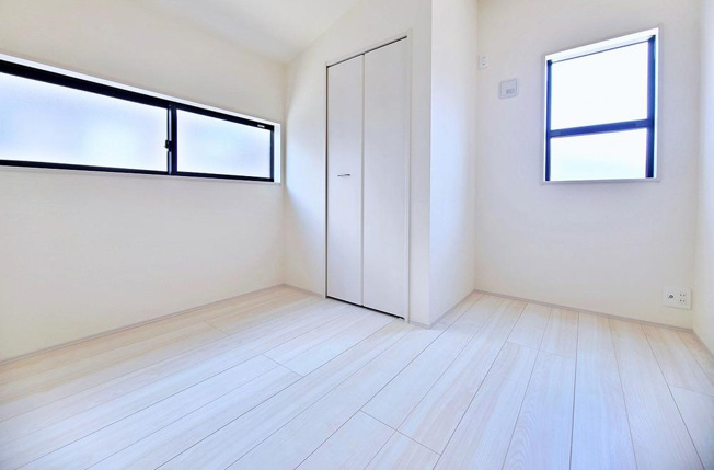 【洋室】 | 【Livele Garden.S】小平市仲町第四 | 2面採光を確保した明るい室内は、風通しも良く、大変居心地の良い空間となっております。爽やかな風を感じて起きる朝は、快適生活の始まりに！