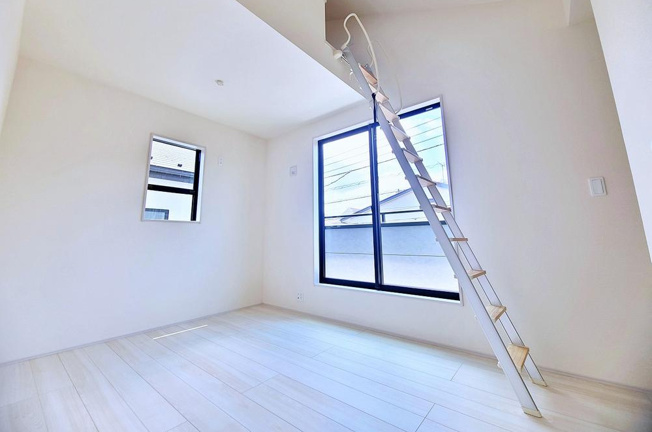 【洋室】 | 【Livele Garden.S】小平市仲町第四 | ロフトのあるお部屋は天井が高く、開放感がございます。お子さまのお部屋にも良いですね♪