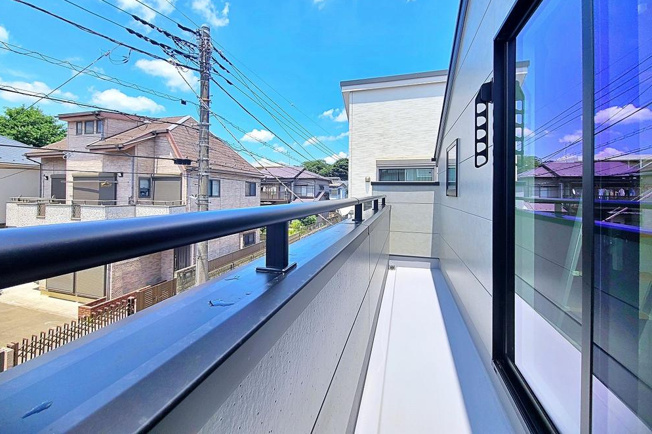 【バルコニー】 | 【Livele Garden.S】小平市仲町第四 | 晴れた日にはたっぷりのお洗濯ものを干すことができるバルコニー。