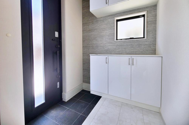 【玄関】 | 【Livele Garden.S】小平市仲町第四 | 玄関にはたっぷり収納の下駄箱を完備。窓付きの玄関でパッと明るく♪