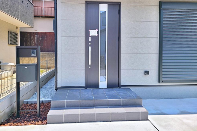 【玄関】 | 【Livele Garden.S】小平市仲町第四 | スタイリッシュな縦スリット玄関ドア。電気錠付きです。