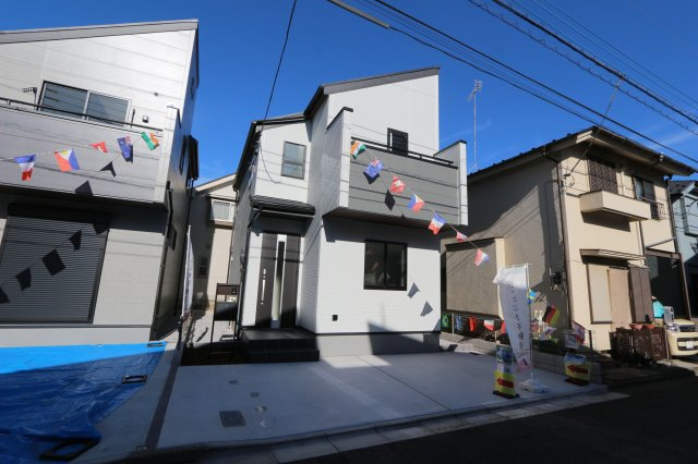 【外観】 | 【Livele Garden.S】小平市仲町第四 | 車通りの少ない4ｍ道路に面し、小さなお子様にも安心な環境です