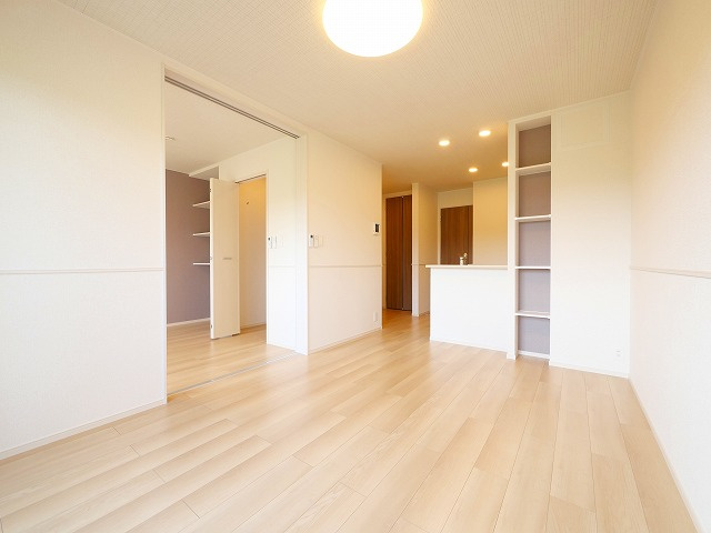 カルム敷島の居間・リビング|こちらのリビングで趣味の時間をお楽しみください