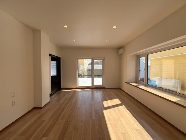 南沢2条2丁目の居間・リビング|南西向きで陽当たり良好なリビング◎暖かい陽が差し込みます！