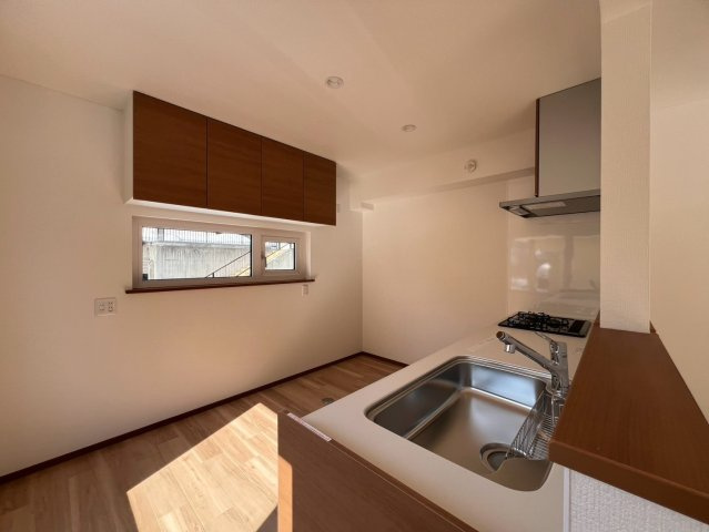 南沢2条2丁目のキッチン|キッチン別角度！窓があり明るい光が溢れます♪