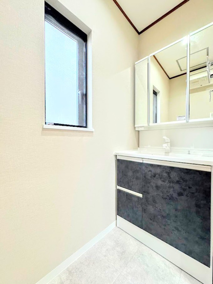 【独立洗面台】 | ◆横浜市緑区上山中古住宅◆ | ◆毎日使う場所だから、機能的で使いやすさに配慮したパウダールーム。すっきりと使えるように収納も豊富にご用意しています。