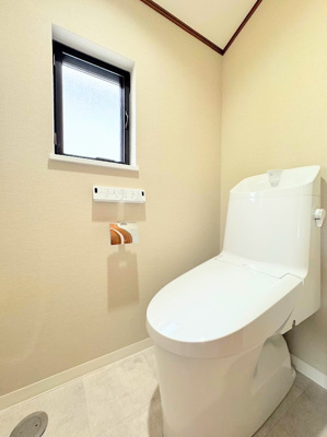 【トイレ】 | ◆横浜市緑区上山中古住宅◆ | ◆清潔感のある白を基調とした落ち着ける空間。小窓をもうけていますので、こもりやすい空気の入れ替えも簡単に行えますね！