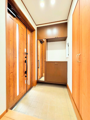 【玄関】 | ◆横浜市緑区上山中古住宅◆ | ◆光の渦が溢れた明るい玄関ホール。「おかえり」と「ただいま」が交差するお家の顔とも言える場所は爽やかで心地良い空間となっています。すっきり片付いた玄関で来客時にも自信が持てそう。