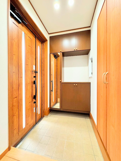 【玄関】 | ◆横浜市緑区上山中古住宅◆ | ◆光の渦が溢れた明るい玄関ホール。「おかえり」と「ただいま」が交差するお家の顔とも言える場所は爽やかで心地良い空間となっています。すっきり片付いた玄関で来客時にも自信が持てそう。