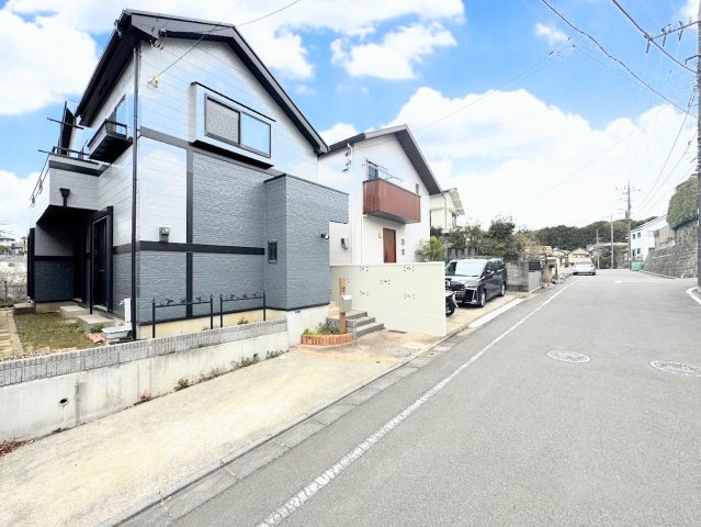 【外観】 | ◆横浜市緑区上山中古住宅◆ | ◆一戸建てを中心とした街並みが整然と続き、周辺は高い建物が建っていないので、緑の多い閑静な趣を感じる環境です。街並みや周辺環境も重要なポイントです！！