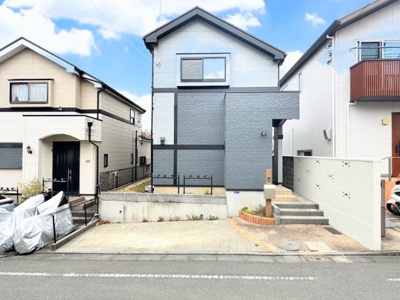 【外観】 | ◆横浜市緑区上山中古住宅◆ | ◆堂々たる趣ながら、主張し過ぎずどこか余裕を感じさせるシャープなフォルムで佇む邸宅は、晴天の空と照らし合わせる事で、本来あるべき完成形の姿を見せてくれます。