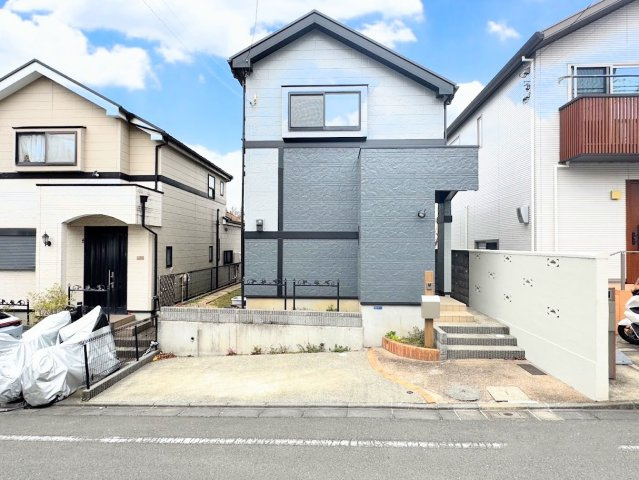 【外観】 | ◆横浜市緑区上山中古住宅◆ | ◆堂々たる趣ながら、主張し過ぎずどこか余裕を感じさせるシャープなフォルムで佇む邸宅は、晴天の空と照らし合わせる事で、本来あるべき完成形の姿を見せてくれます。