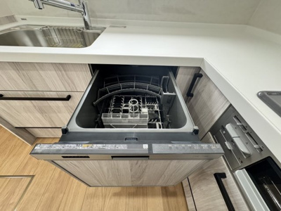 【キッチン】 | ◆横浜市緑区上山中古住宅◆ | ◆食後の食器洗いは食洗機にお任せ！ご家族と団らんの時間を。家事の時短に効果大の食洗器付き。高温洗浄、節水効果もございます。