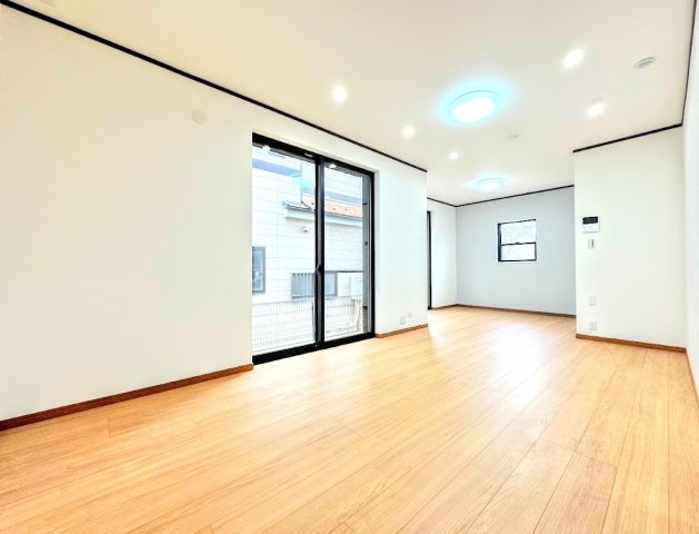 【居間・リビング】 | ◆横浜市緑区上山中古住宅◆ | ◆ご家族の会話がはずむ、開放的なＬＤＫです。休日はお陽さまの光をたっぷりととりこめるぽかぽかリビングで過ごしませんか？