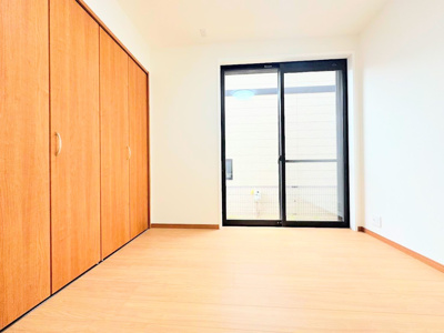 【洋室】 | ◆横浜市緑区上山中古住宅◆ | ◆感性を育むプライベートルームはシンプルでスマートな空間。好みの空間で読書をしたり、音楽を聞いたりと一人の時間も充実したものにできます。