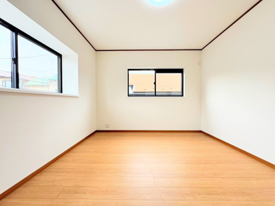 【洋室】 | ◆横浜市緑区上山中古住宅◆ | ◆二面採光で、陽差しを長時間受ける事が出来る暖かい室内です。もちろんペアガラスなので、遮音性にも優れ、結露も発生しにくい構造。サッシ周りのカビが発生しにくくなります。