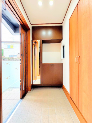 【玄関】 | ◆横浜市緑区上山中古住宅◆ | ◆明るい玄関です！散らかりやすい玄関もスッキリする大容量のシューズボックス付き。