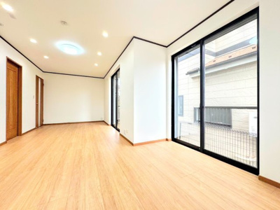 【居間・リビング】 | ◆横浜市緑区上山中古住宅◆ | ◆一家だんらんのスペースとなるＬＤＫ。窓から明るい光が差し込み、思わず家族の会話も弾む快適な空間。