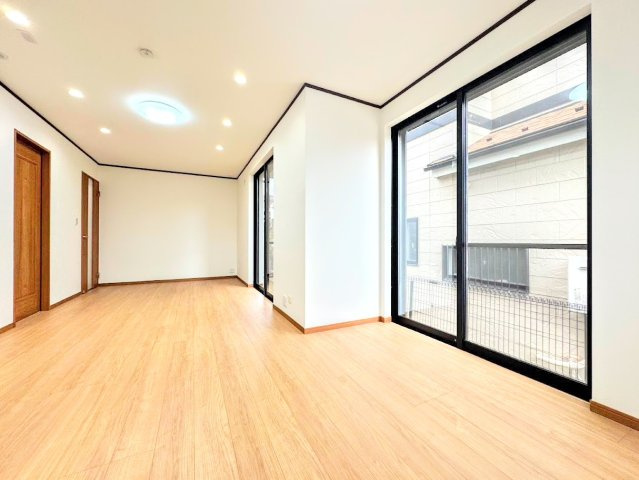 【居間・リビング】 | ◆横浜市緑区上山中古住宅◆ | ◆一家だんらんのスペースとなるＬＤＫ。窓から明るい光が差し込み、思わず家族の会話も弾む快適な空間。