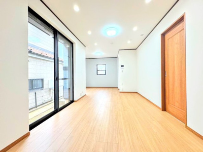 【居間・リビング】 | ◆横浜市緑区上山中古住宅◆ | ◆家族で食卓を囲むダイニングスペースと、ソファでゆったりくつろぐリビングスペースがしっかり区切られているので家具の配置や用途を使いわけしやすいです。