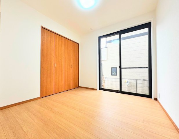 【洋室】 | ◆横浜市緑区上山中古住宅◆ | ◆柔らかい陽光が差し込む明るいお部屋を演出する設計。彩光の取れる窓が気持ちの良いお部屋を創り上げます。