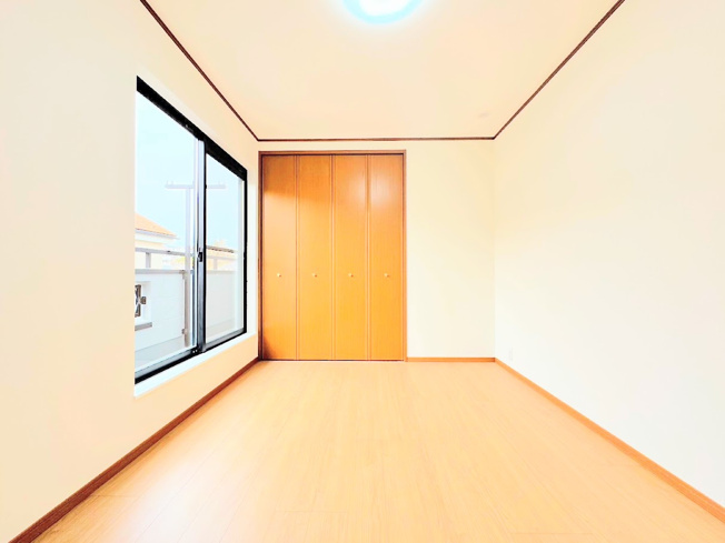 【洋室】 | ◆横浜市緑区上山中古住宅◆ | ◆子どものスタディ空間として、あるいは書斎やホビールームとして生活スタイルに合わせて使えるプライベートルーム。居心地のいい落ち着いたインテリアが似合います。