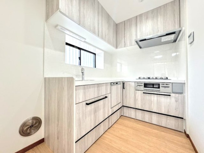 【キッチン】 | ◆横浜市緑区上山中古住宅◆ | ◆動きに無駄がなくなるL字型を採用。リビングの様子を見ながら効率よく料理もできる賢いキッチンです。食洗機や浄水器などあると嬉しい設備も完備しています。