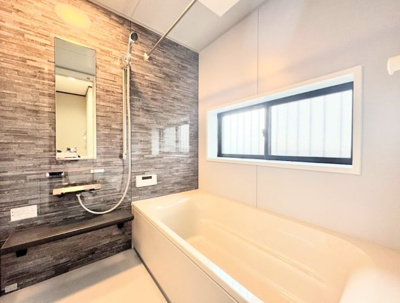 【浴室】 | ◆横浜市緑区上山中古住宅◆ | ◆モダンデザインの空間が気持ちよさを高めてくれるバスルーム。すっきりとした清潔感の中に都会的なセンスが感じられ、心身をリフレッシュできる寛ぎを深めてくれるスペースです。