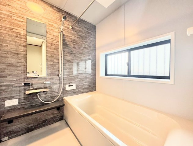 【浴室】 | ◆横浜市緑区上山中古住宅◆ | ◆モダンデザインの空間が気持ちよさを高めてくれるバスルーム。すっきりとした清潔感の中に都会的なセンスが感じられ、心身をリフレッシュできる寛ぎを深めてくれるスペースです。