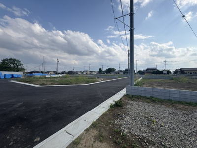 【前面道路含む現地写真】 | 【砂山第1期　現地外観】
※令和7年5月時点