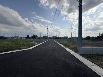 【前面道路含む現地写真】 | 【砂山第1期　現地外観】
※令和7年5月時点