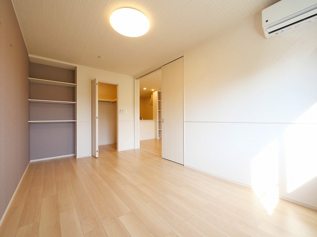 カルム敷島の寝室|落ち着いて過ごせるお部屋なので、寝室にいかがでしょうか