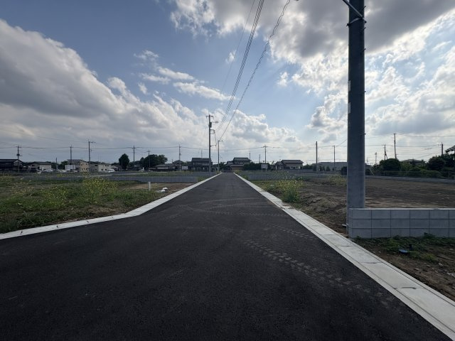 【前面道路含む現地写真】 | 【砂山第1期　現地外観】
※令和7年5月時点