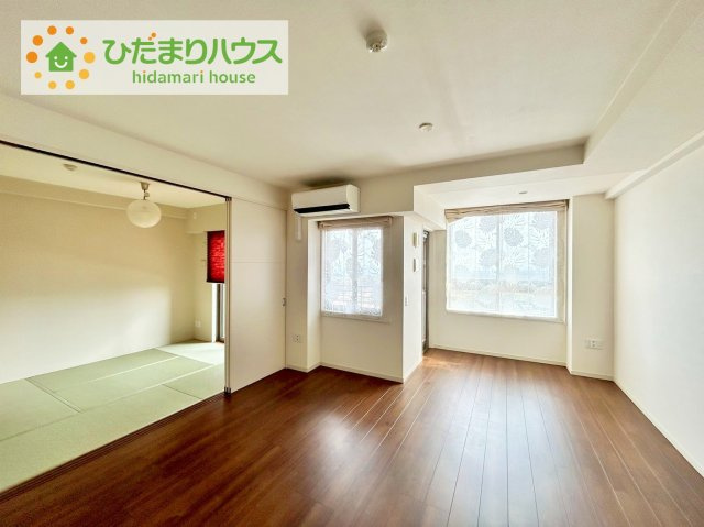 アネージュ会瀬レジデンス　の居間・リビング|南側に公園があり、明るく開放感のあるリビング。昼間は、電気いらずでエコ+節約にもなります。