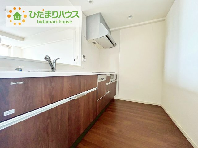 アネージュ会瀬レジデンス　のキッチン|スッキリしていて、調理スペースも広い“システムキッチン。使いやすい動線が確保できるので、お料理するのも楽しくなりますね♪