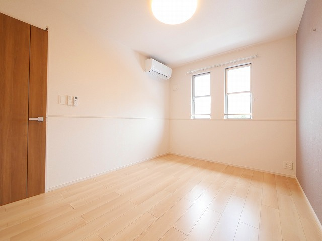 カルム敷島の洋室|落ち着いた色調の洋室です