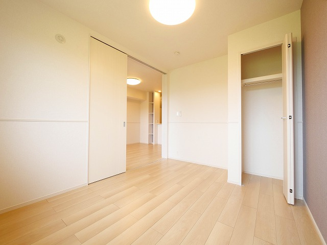 カルム敷島の洋室|明るい洋室です