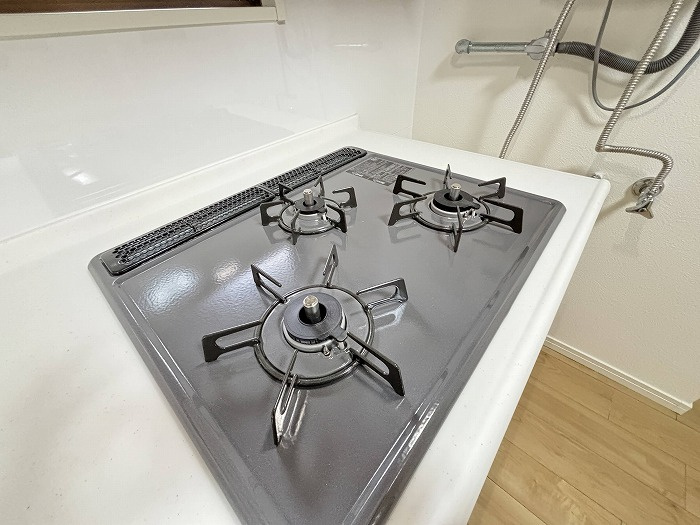 オークリッチ松原のキッチン|三口ガスコンロです■■■日住サービス京都五条店　冨岡勇人■■■