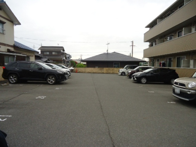 【駐車場】 | ドゥ ルミエール | 駐車場完備です