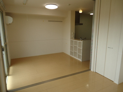 【居間・リビング】 | ドゥ ルミエール | こちらの居間で趣味の時間をお楽しみください