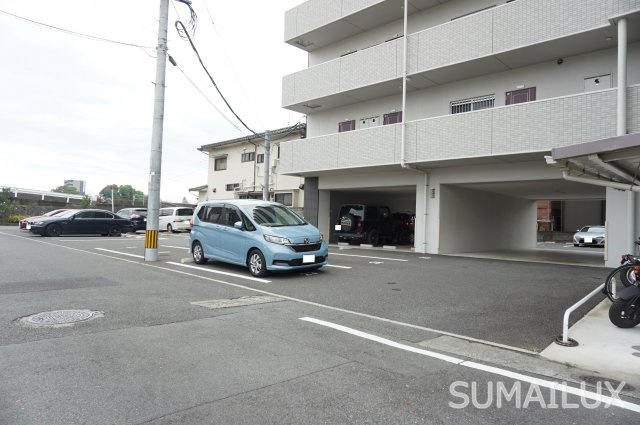 熊本市西区二本木２丁目の賃貸マンションの駐車場