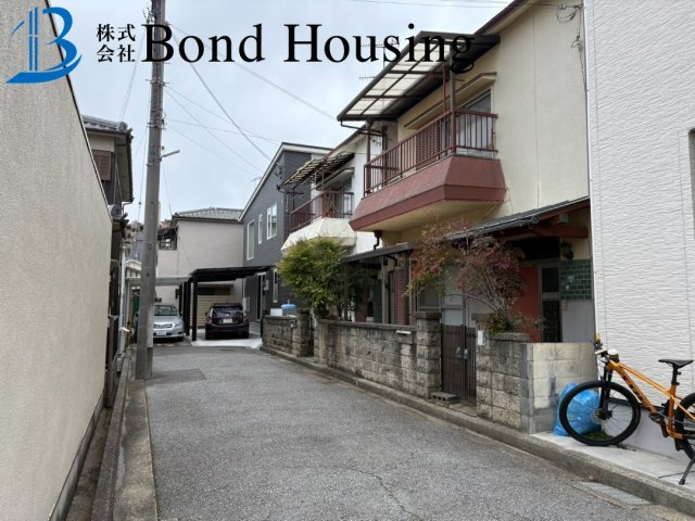 一条工務店施工の良質戸建て　硯町　築10年の前面道路含む現地写真