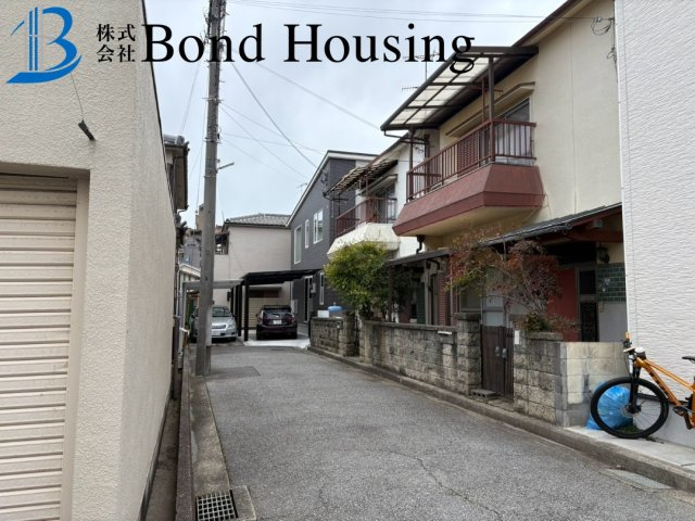 一条工務店施工の良質戸建て　硯町　築10年の前面道路含む現地写真