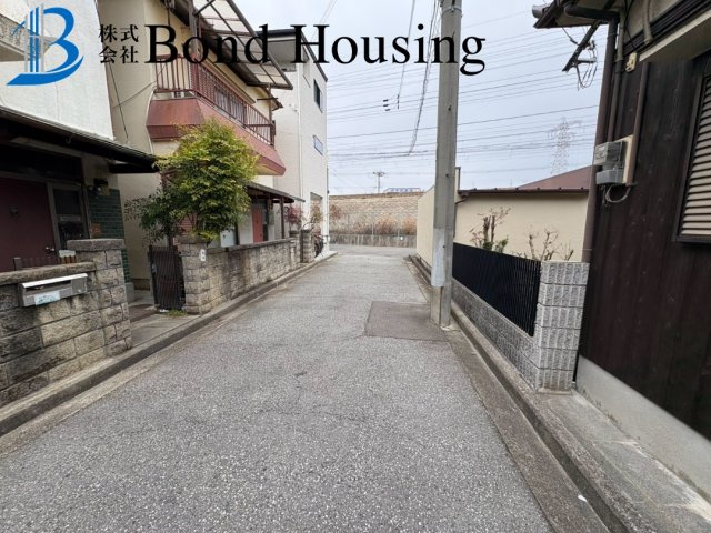 一条工務店施工の良質戸建て　硯町　築10年の前面道路含む現地写真