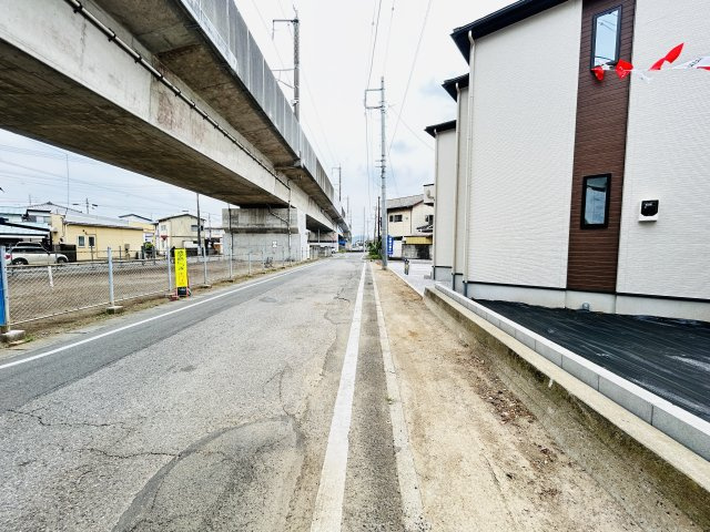 新築　高崎市新後閑町2期　１号棟の前面道路含む現地写真|東側接道幅員約6.9ｍ　南西側接道幅員約2.9ｍ