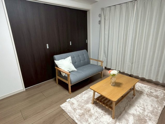 【居間・リビング】 | Paradiso大津B棟 | 1LDKモデルルーム。家具は含まれません。